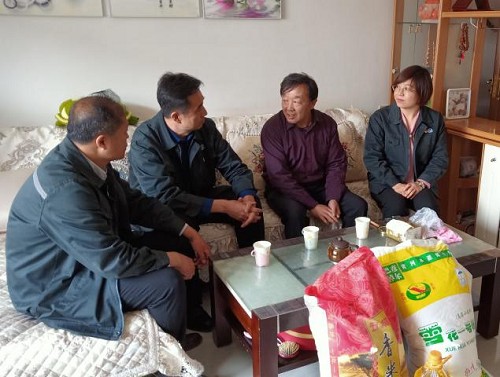 結(jié)對幫扶，實(shí)事實(shí)辦 ——供熱五公司慰問困難用戶2.jpg