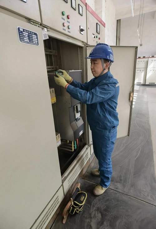 success 包頭熱力集團11名電工考取中高級職稱1.jpg