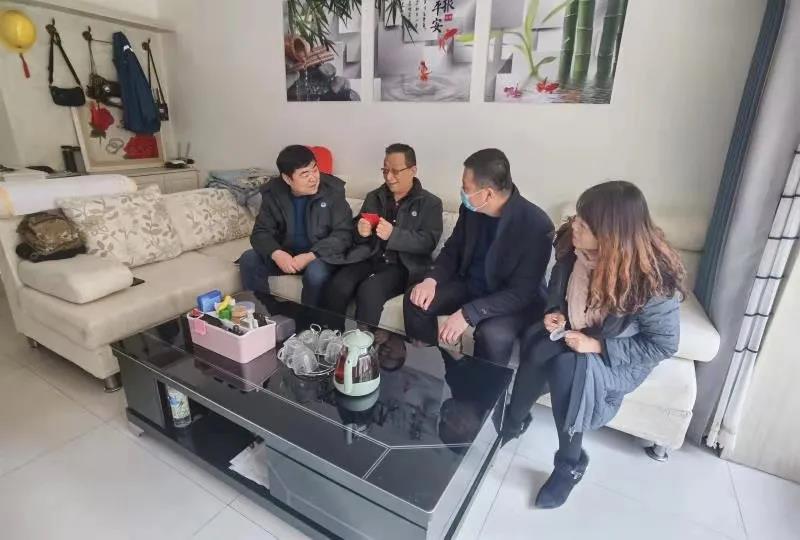 春節(jié)前夕包頭熱力集團(tuán)領(lǐng)導(dǎo)走訪慰問困難黨員、老干部3.jpg